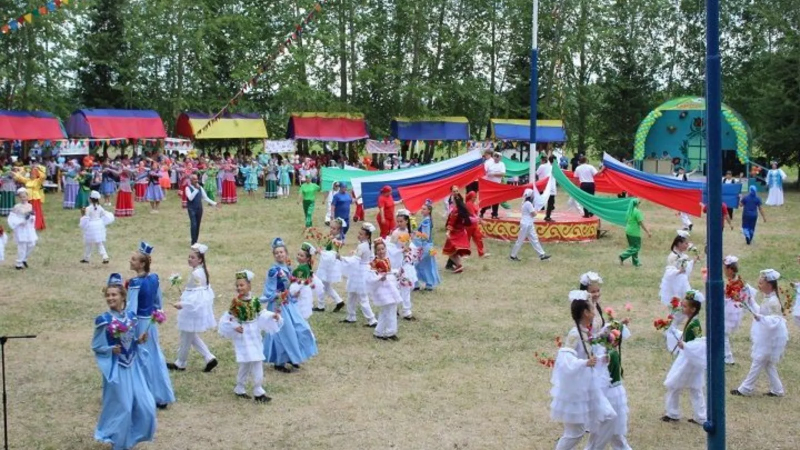 17 нче көн. Сабантуйга бергә барган идек. ӘхсәнБаян
